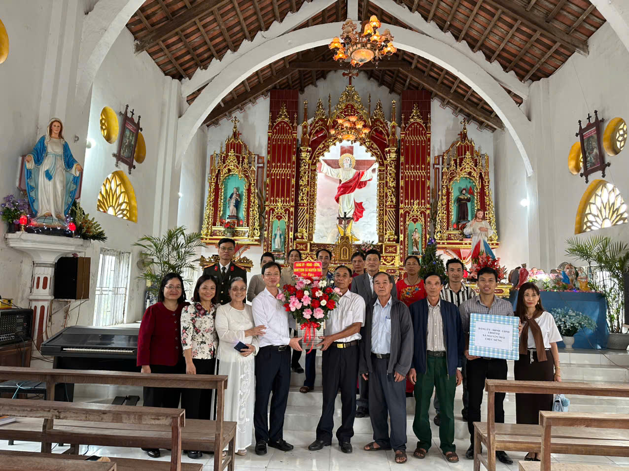 Các đồng chí lãnh đạo xã Nguyễn Trãi đến thăm, chúc mừng giáo họ Đặng Đinh và giáo họ Bình Nguyên nhân dịp Giáng sinh