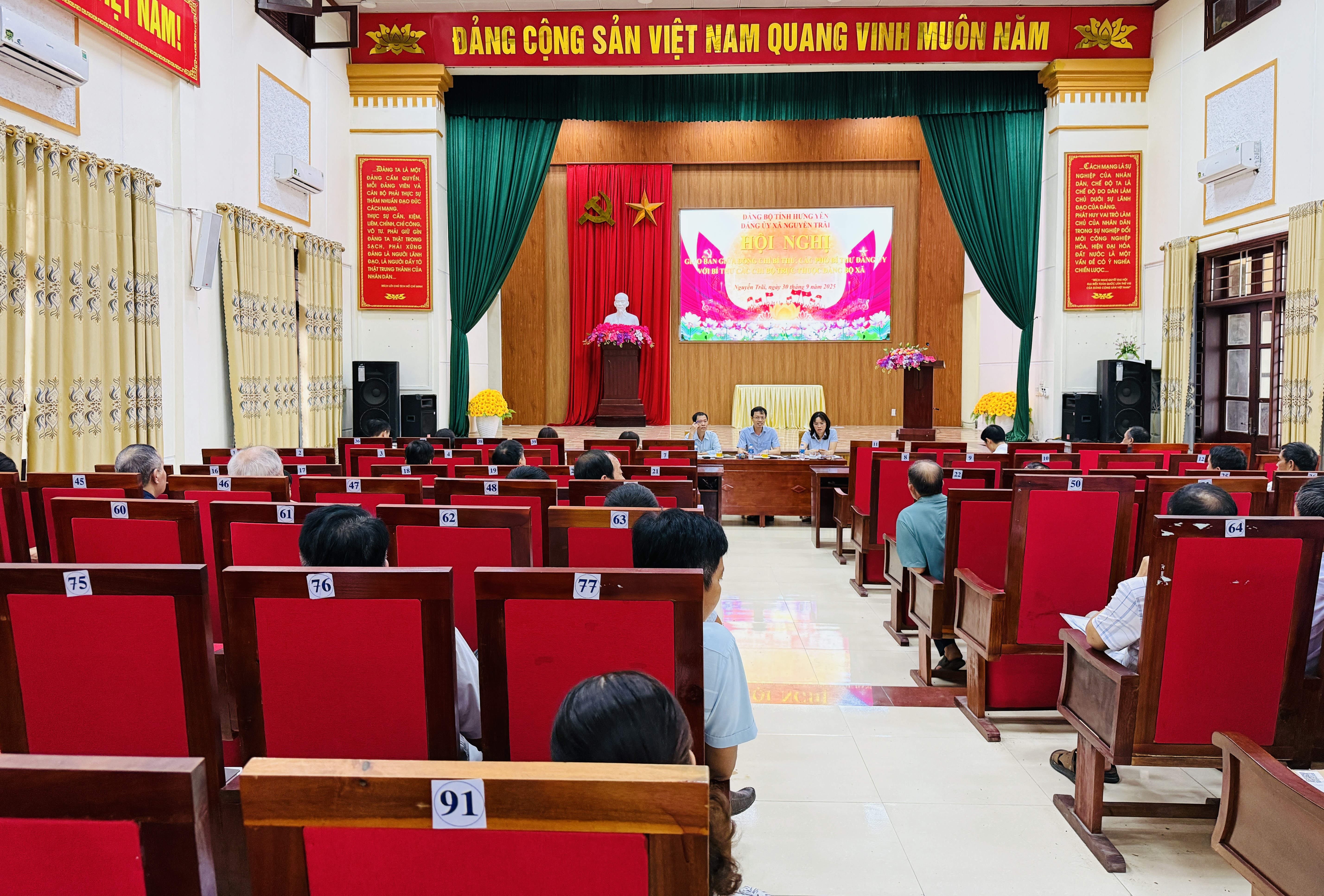Đảng ủy xã Nguyễn Trãi tổ chức hội nghị giao ban tháng 10 giữa đồng chí Bí thư, các Phó Bí thư Đảng bộ xã với các Bí thư Chi bộ trực thuộc Đảng bộ xã