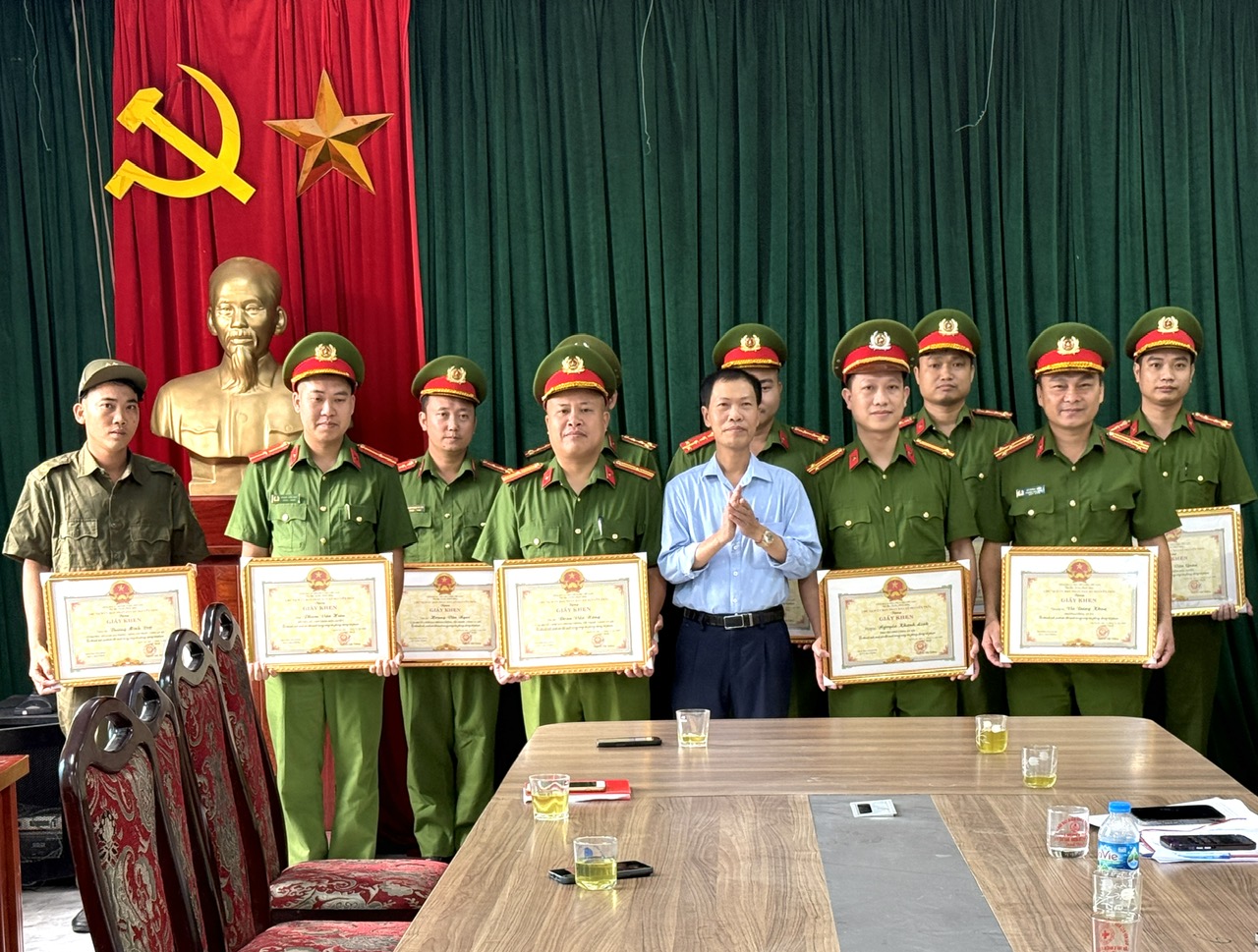 UBND xã Nguyễn Trãi tổ chức khen thưởng đột xuất cho các tập thể và cá nhân trong công tác phòng chống tội phạm